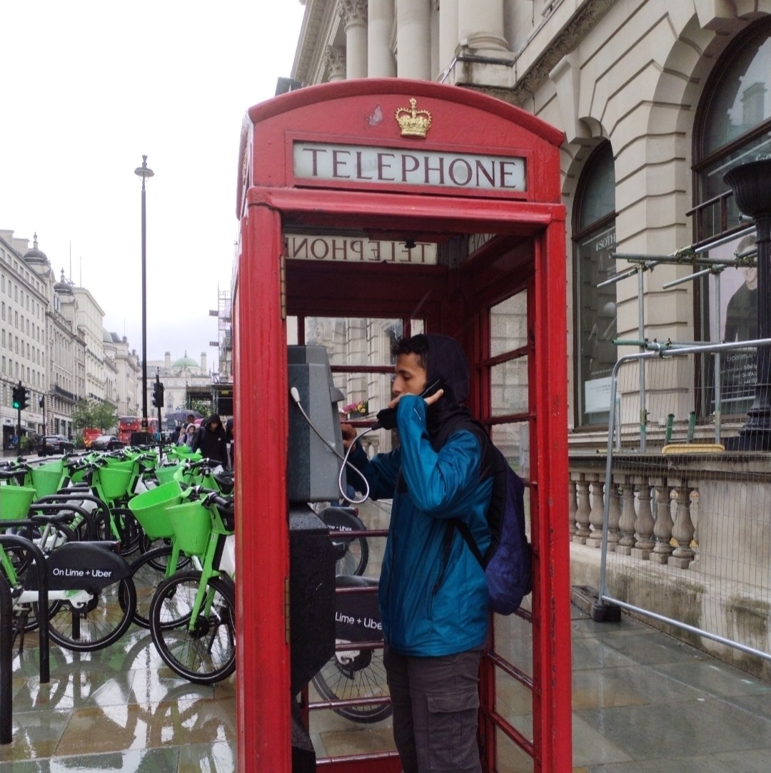 een foto van mohamed in een cabine in london